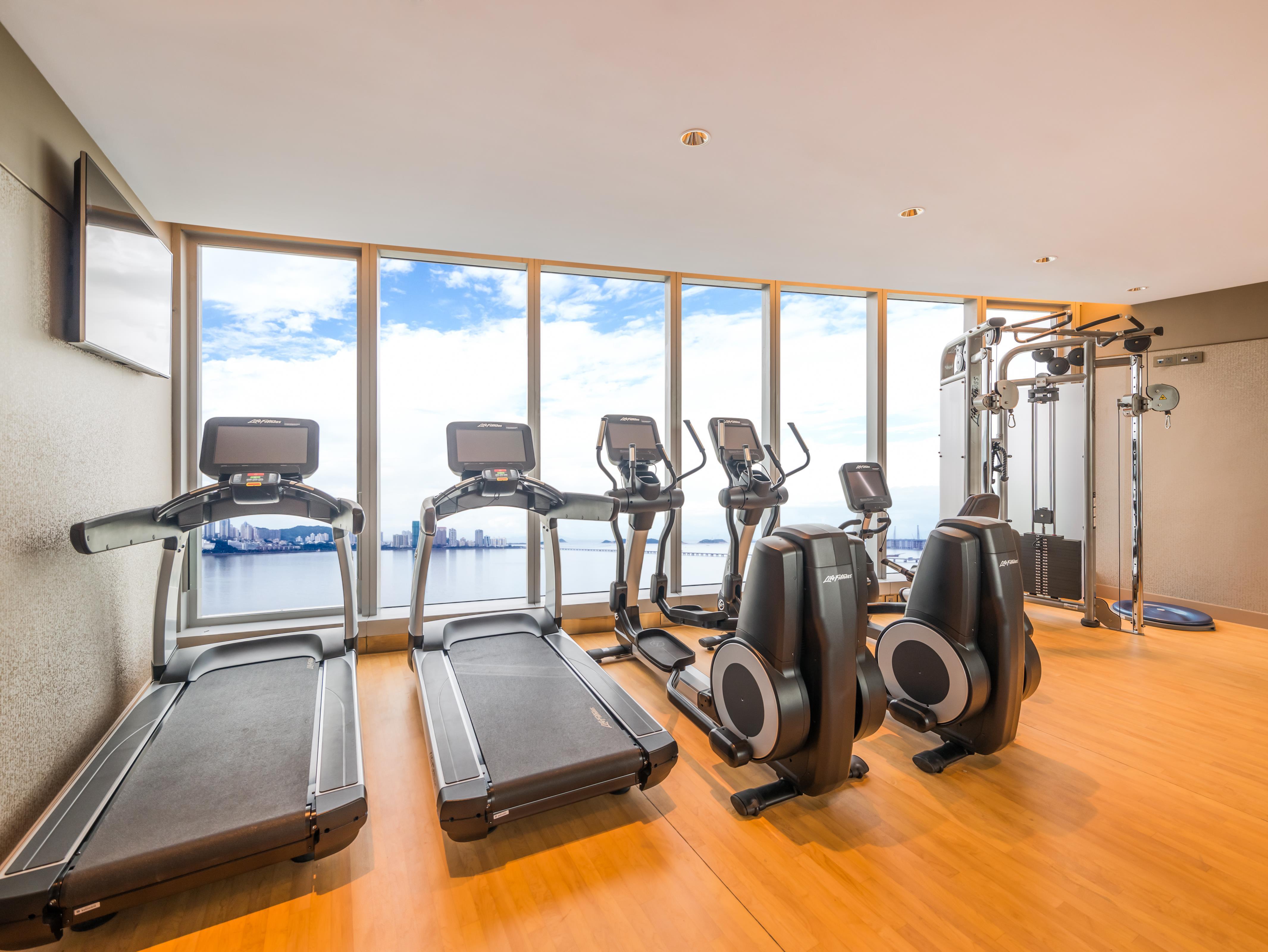 Готель Crowne Plaza Macau By Ihg Екстер'єр фото The gym at the hotel