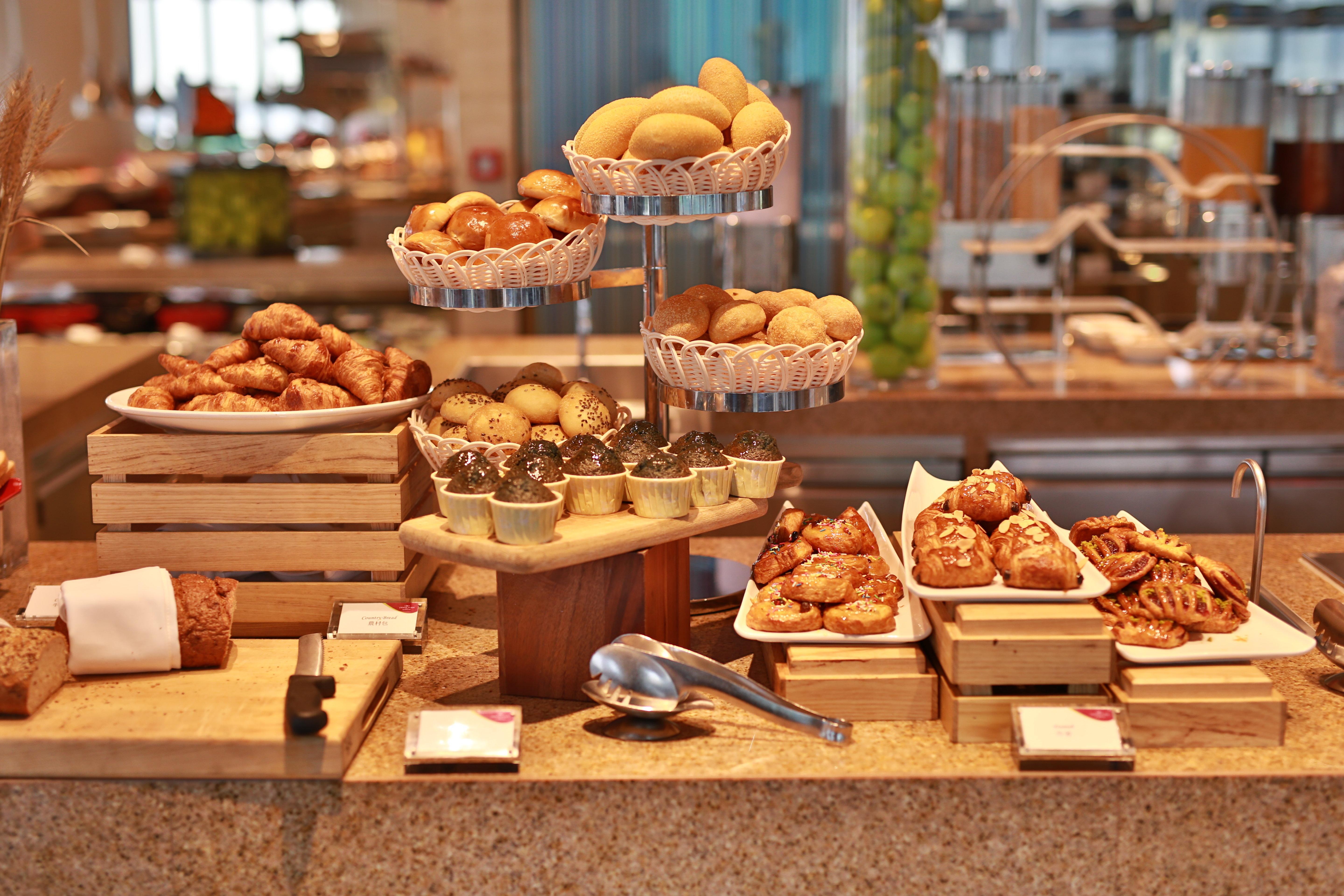 Готель Crowne Plaza Macau By Ihg Екстер'єр фото A buffet of pastries