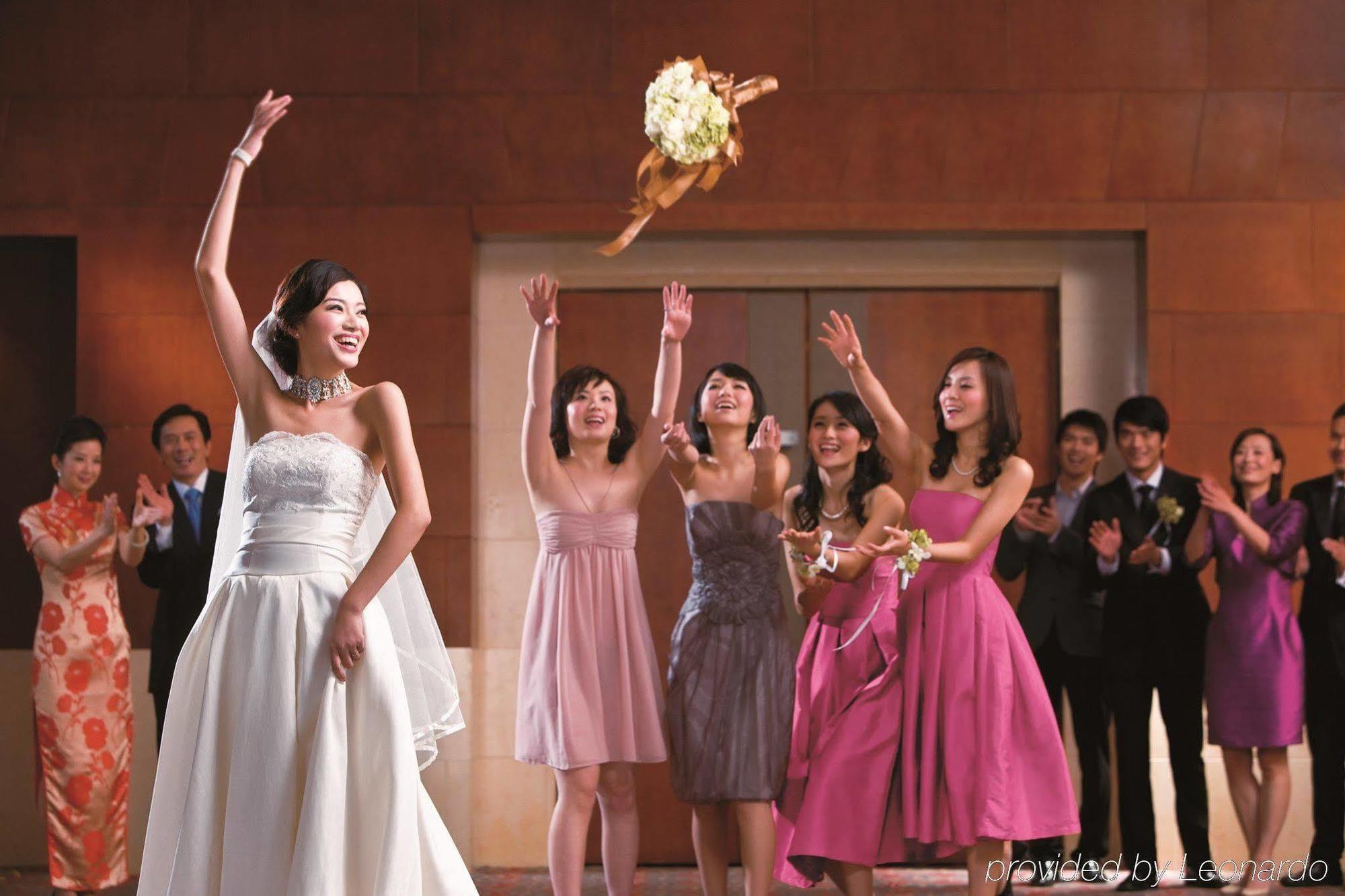 Готель Crowne Plaza Macau By Ihg Екстер'єр фото A bride throwing her bouquet